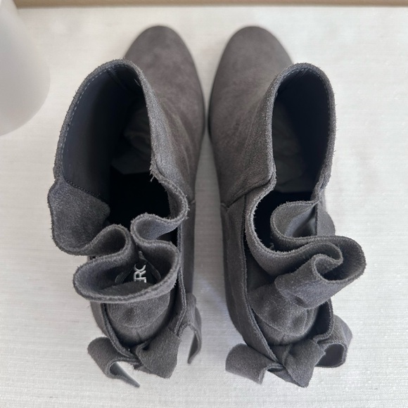 New Aerosoles Crosswalk Gray Suede Ruffled Ankle Booties Women’s 8M - Picture 8 of 14